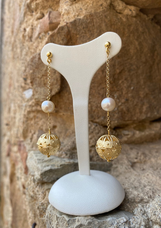 Orecchini lunghi con perla naturale e chicco Sunnacca in filigrana argento dorato 925 dettaglio - Zumpano Gioielli