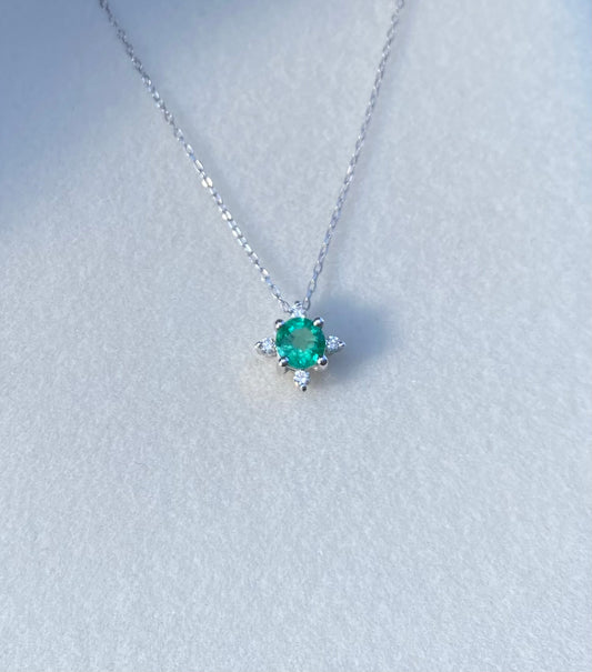 Collana in oro bianco 750 con ciondolo smeraldo tondo e diamantini dettaglio — Zumpano Gioielli