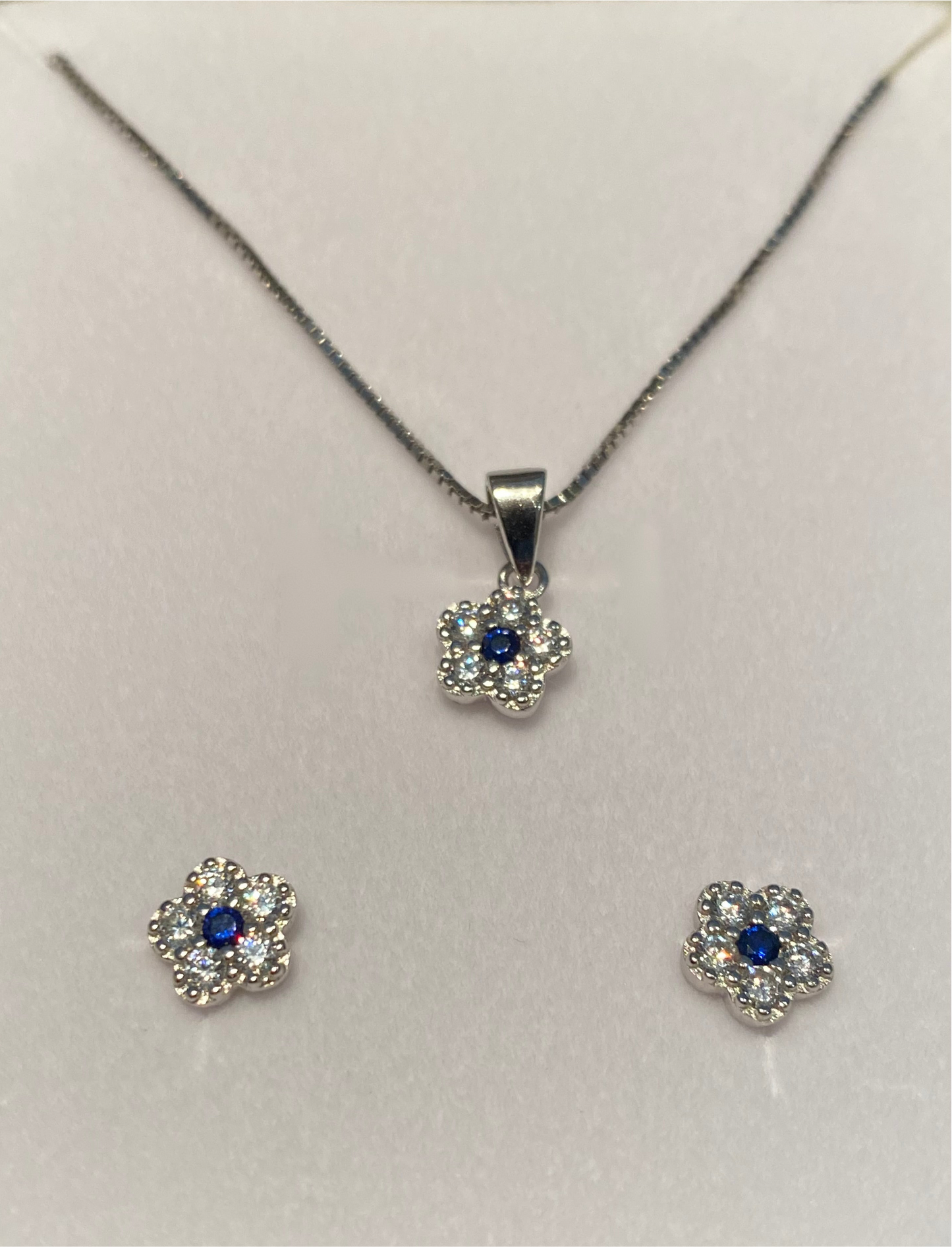 Parure collana con ciondolo e orecchini a forma di fiore