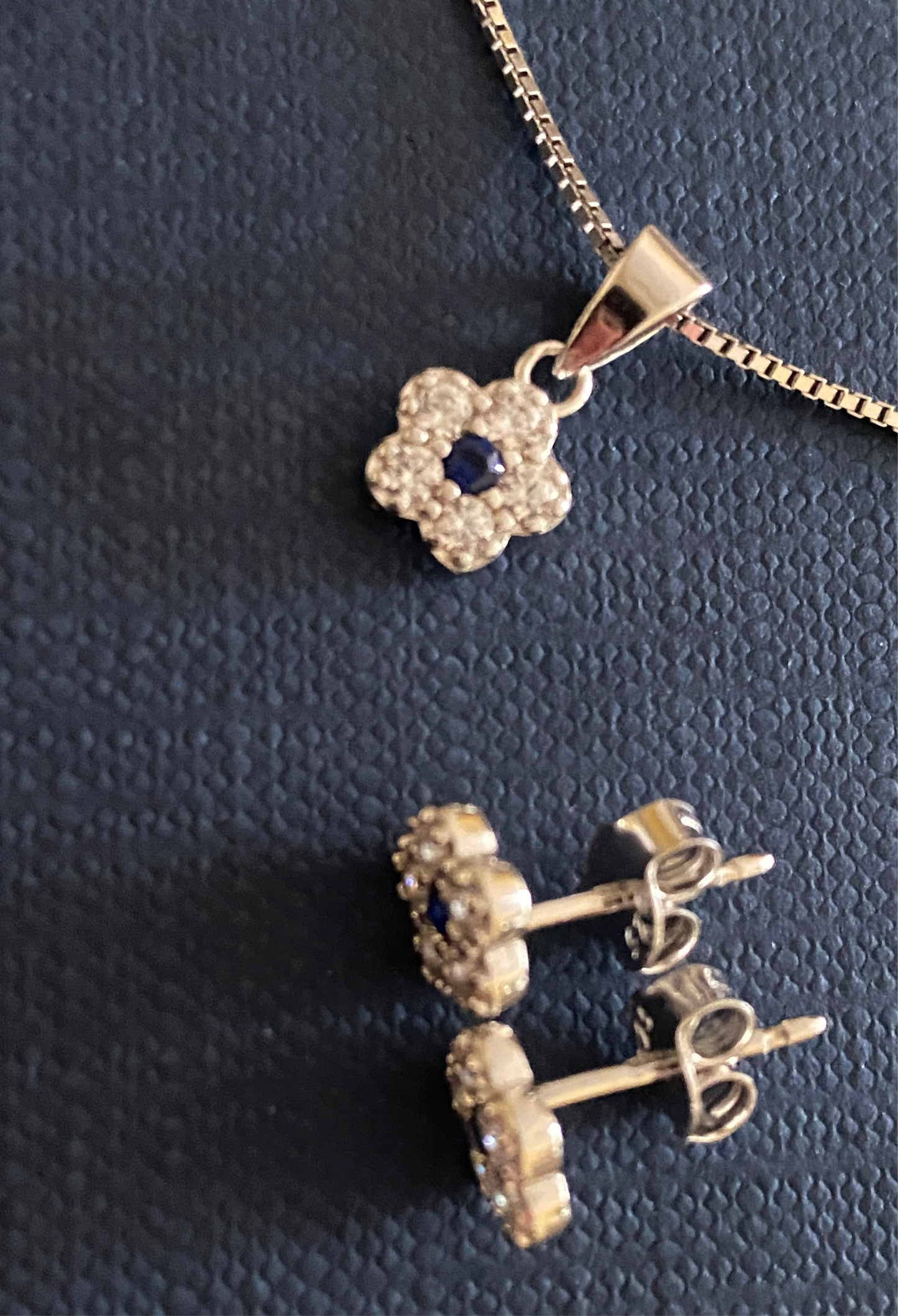Parure collana con ciondolo e orecchini a forma di fiore