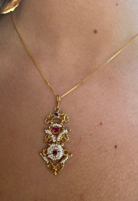 Collana in argento dorato con ciondolo in filigrana, zirconi blu e rossi e microperle naturali, indossato - Zumpano Gioielli