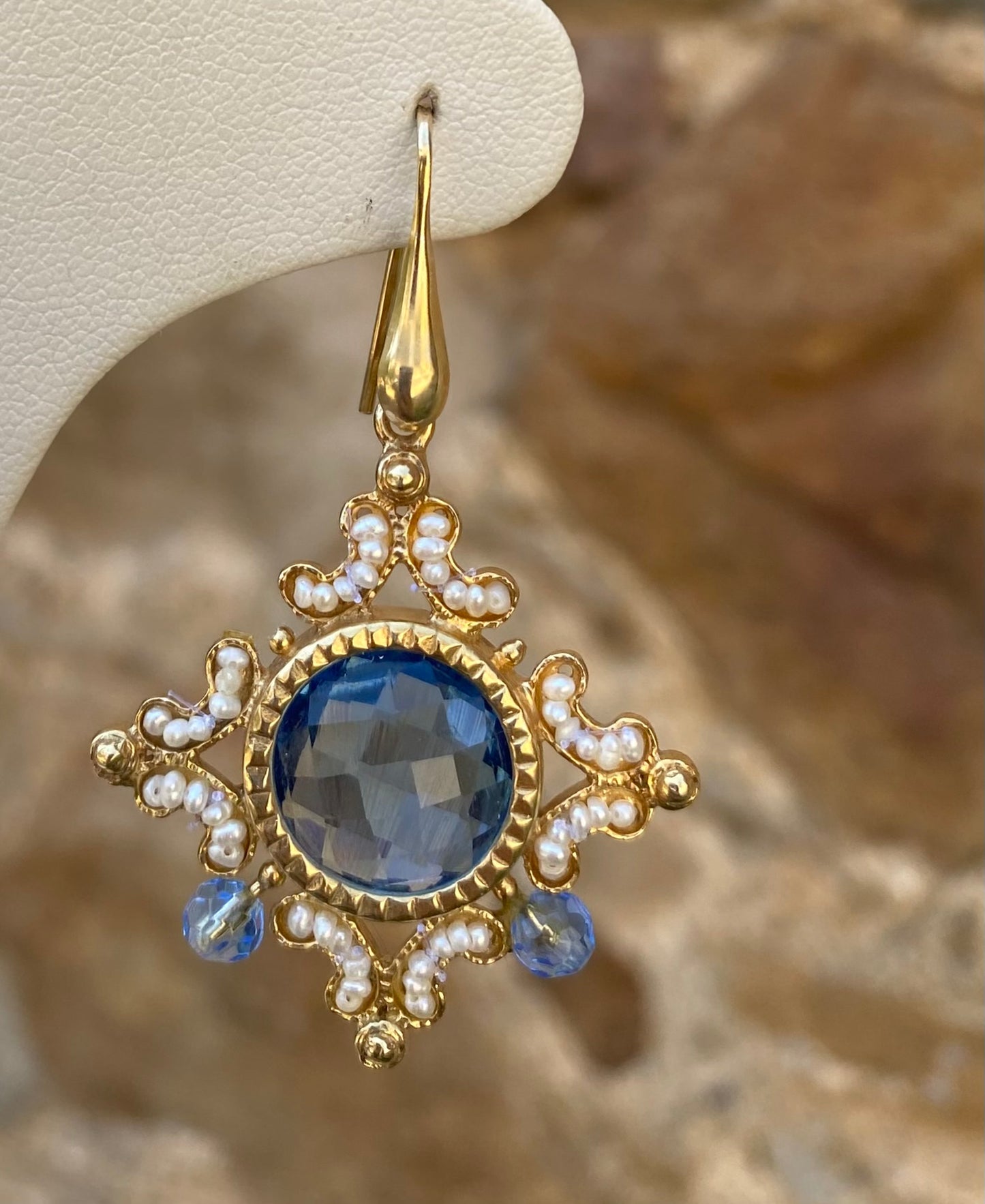 Orecchini Pendenti con Pietra Azzurra e Perle di Fiume