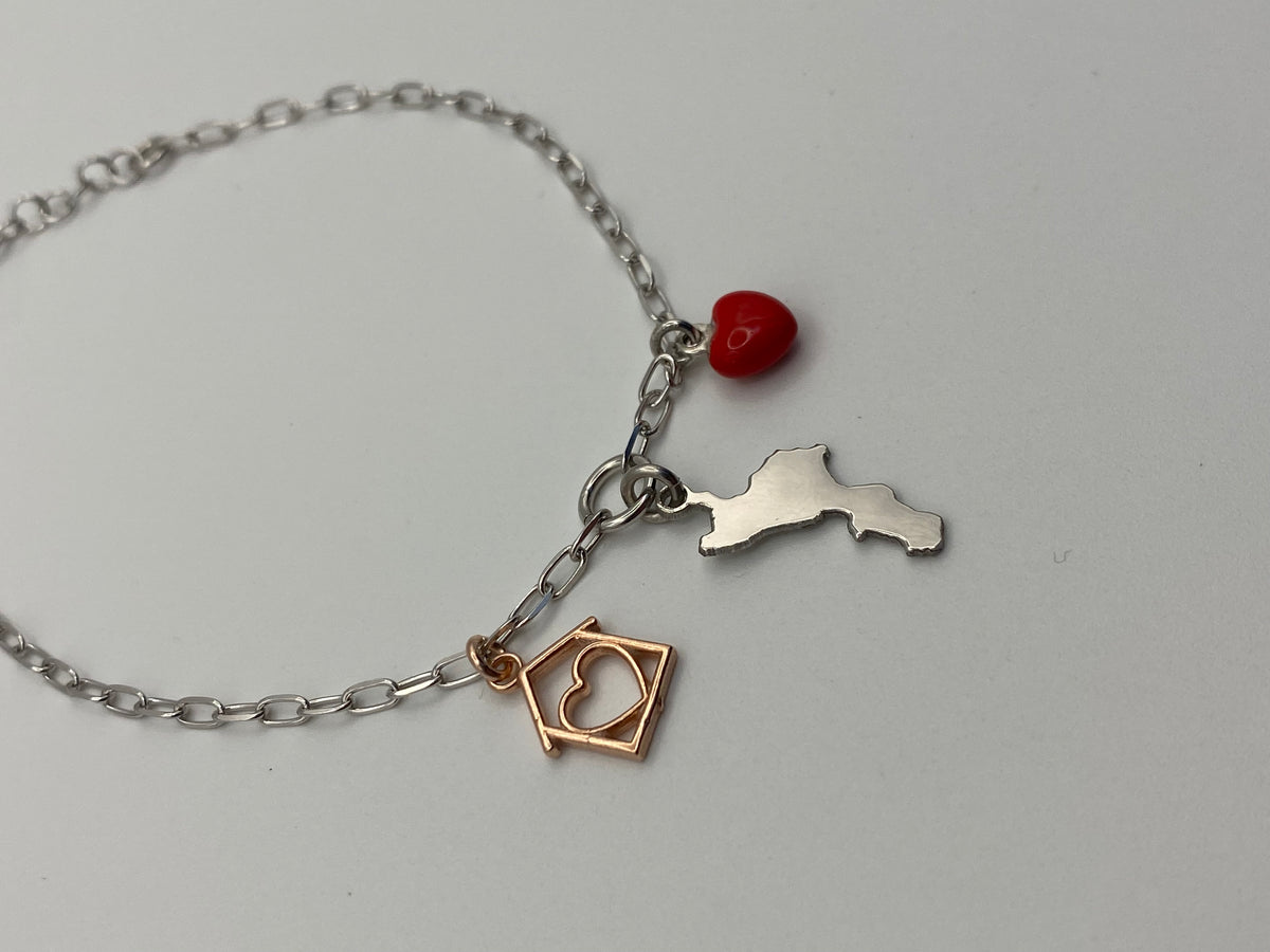 Bracciale Calabria Casa mia in argento 925 con sagoma della Calabria, cuoricino smaltato e casetta, dettaglio - Zumpano Gioielli