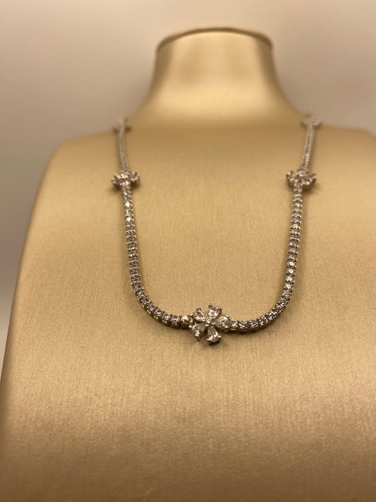 Girocollo tennis con elementi fiore in argento 925 rodiato e zirconi bianchi, dettaglio - Zumpano Gioielli