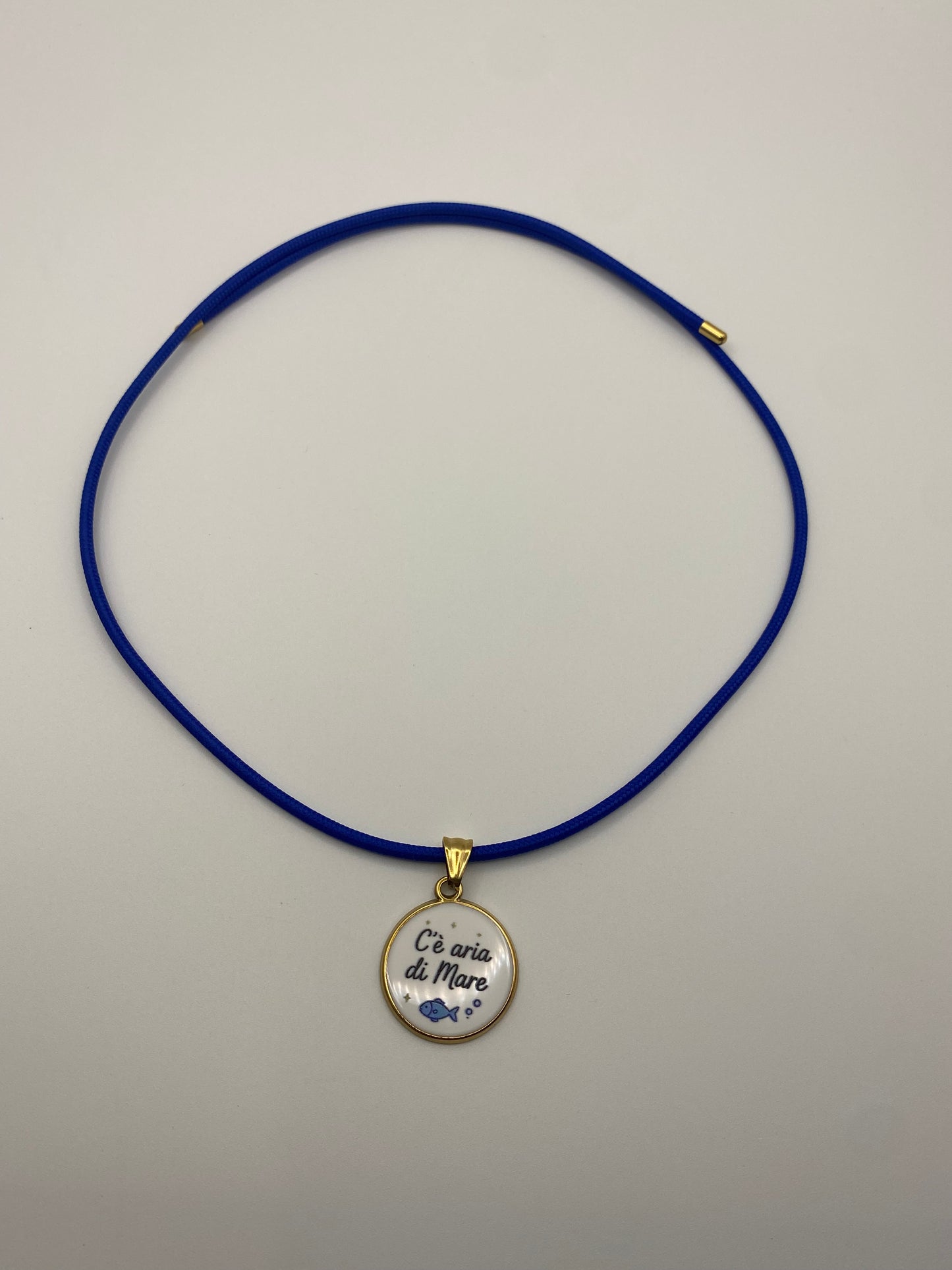 Cordoncino Magnetico blu elettrico con ciondolo "C’è aria di Mare"