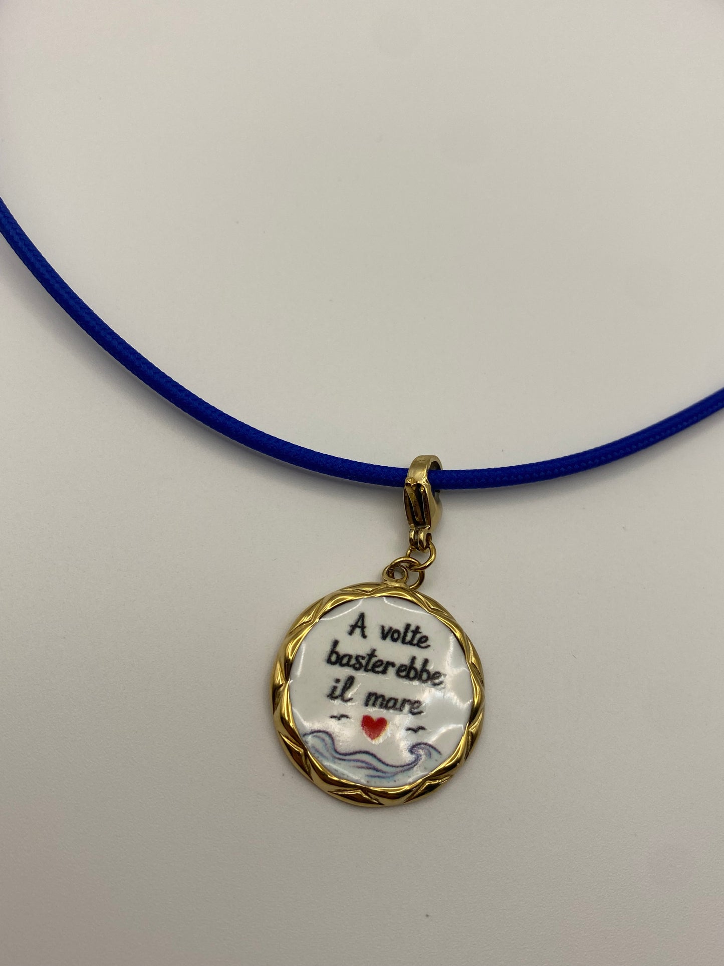 Cordoncino Magnetico Blu elettrico con ciondolo "A volte basterebbe il mare"