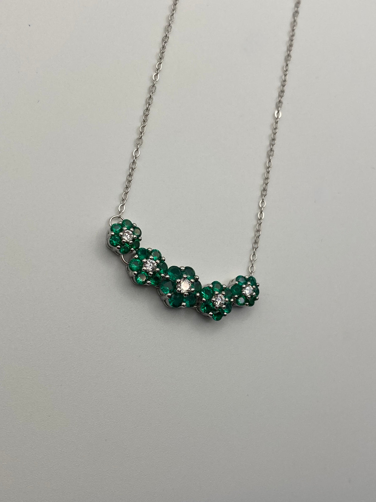 Collana Fiorellini Luminosi in argento 925 con zirconi verdi e bianchi, dettaglio - Zumpano Gioielli