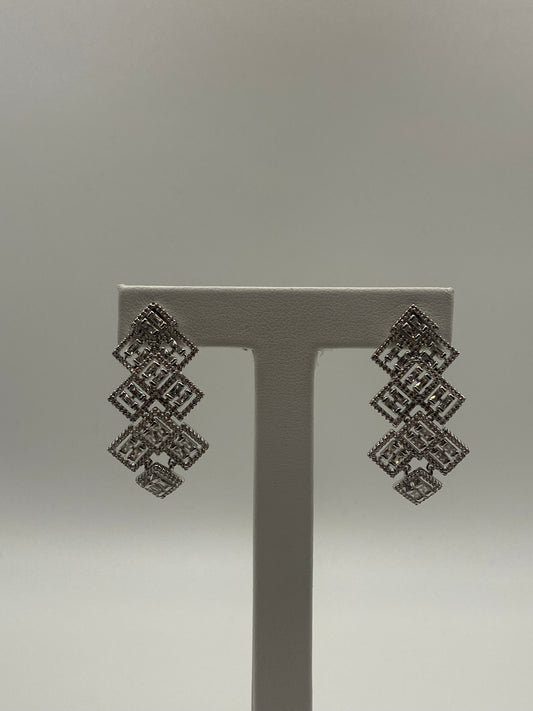 Orecchini geometrici pendenti in argento 925 con rombi in pavé di zirconi bianchi e baguette, dettaglio coppia - Zumpano Gioielli