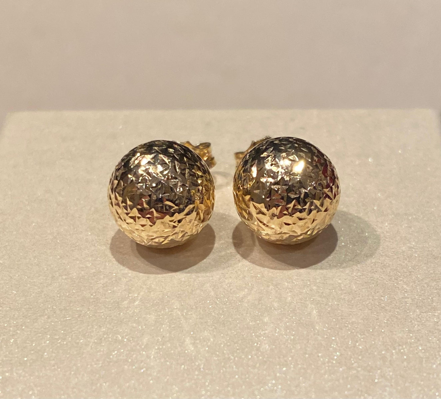Orecchini Sfera Martellata A Lobo
