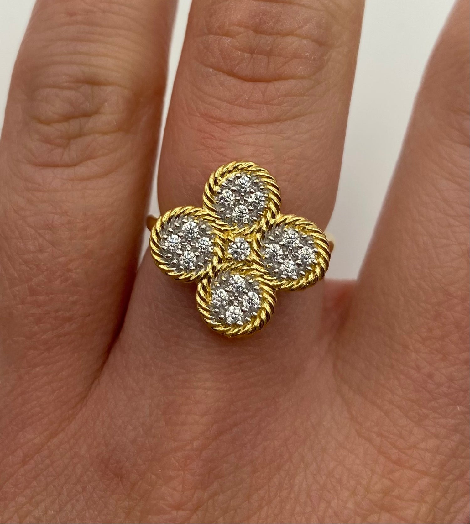 Anello quadrifoglio regolabile in argento dorato 925 con pavé di zirconi bianchi indossato - Zumpano Gioielli