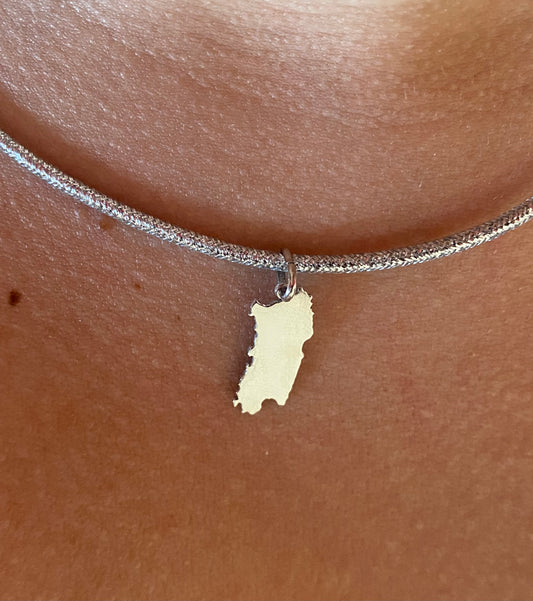 Cordoncino Magnetico Color Argento con Sardegna indossata — Zumpano Gioielli