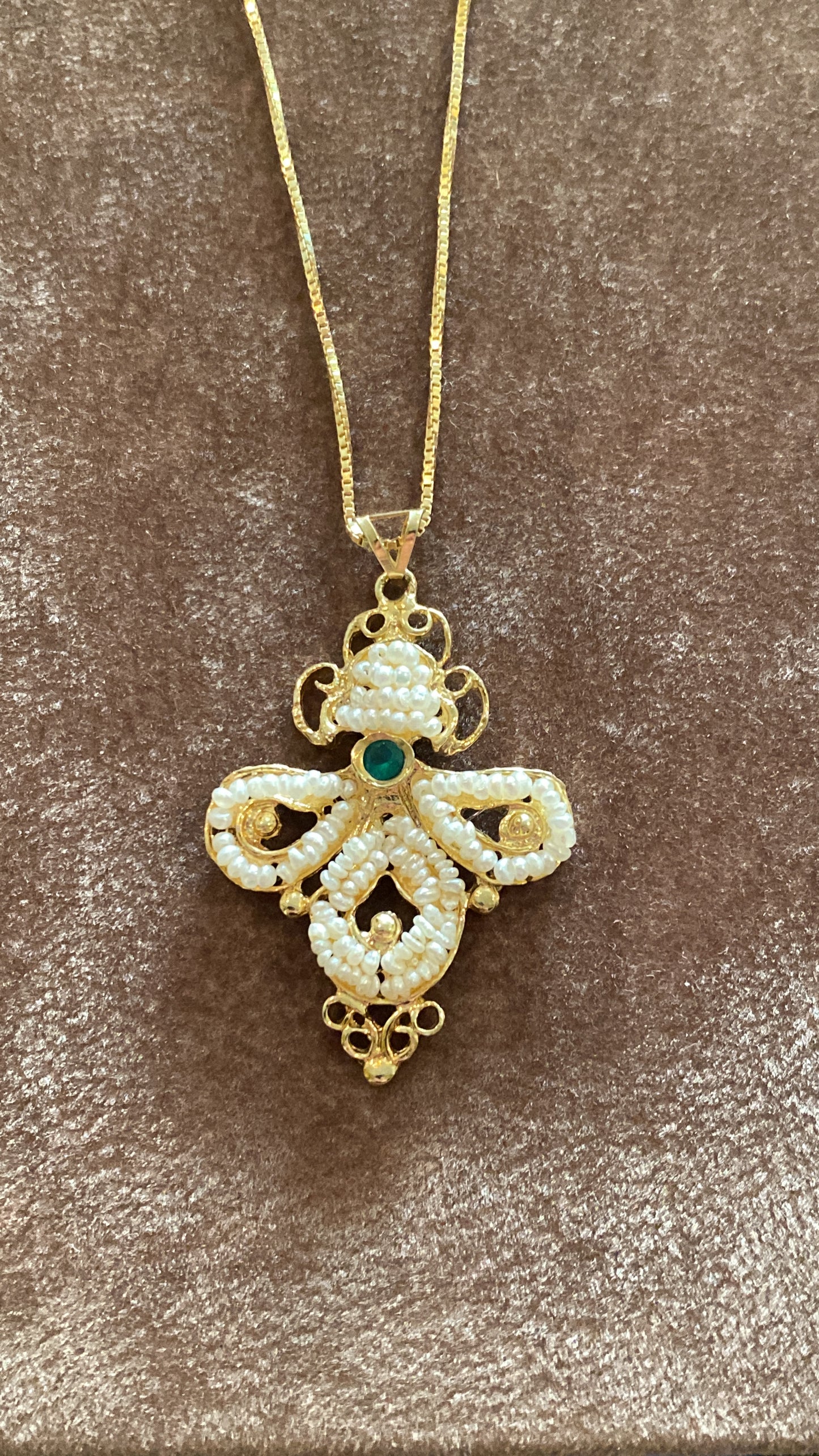 Collana con ciondolo in argento dorato, pietra Verde e Microperle