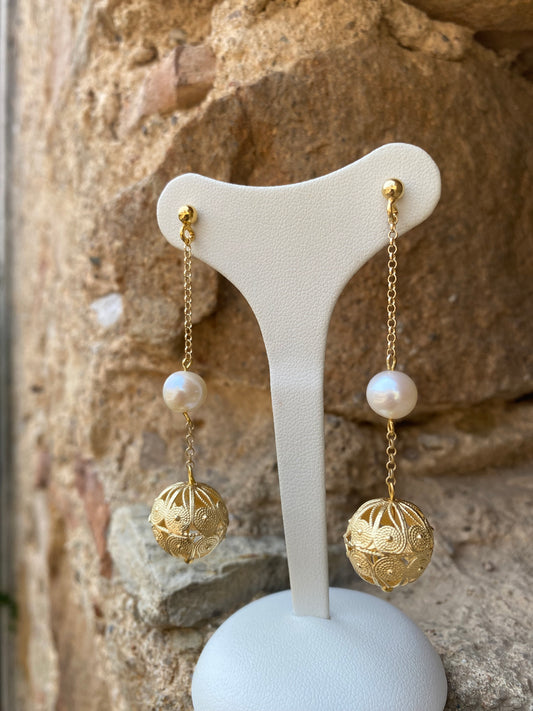 Orecchini lunghi con perla naturale e chicco Sunnacca in filigrana argento dorato 925 - Zumpano Gioielli