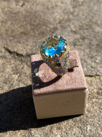 Anello in Argento dorato con grande zircone azzurro e pavè di zirconi