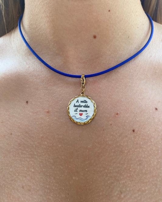Cordoncino Magnetico Blu elettrico con ciondolo "A volte basterebbe il mare"