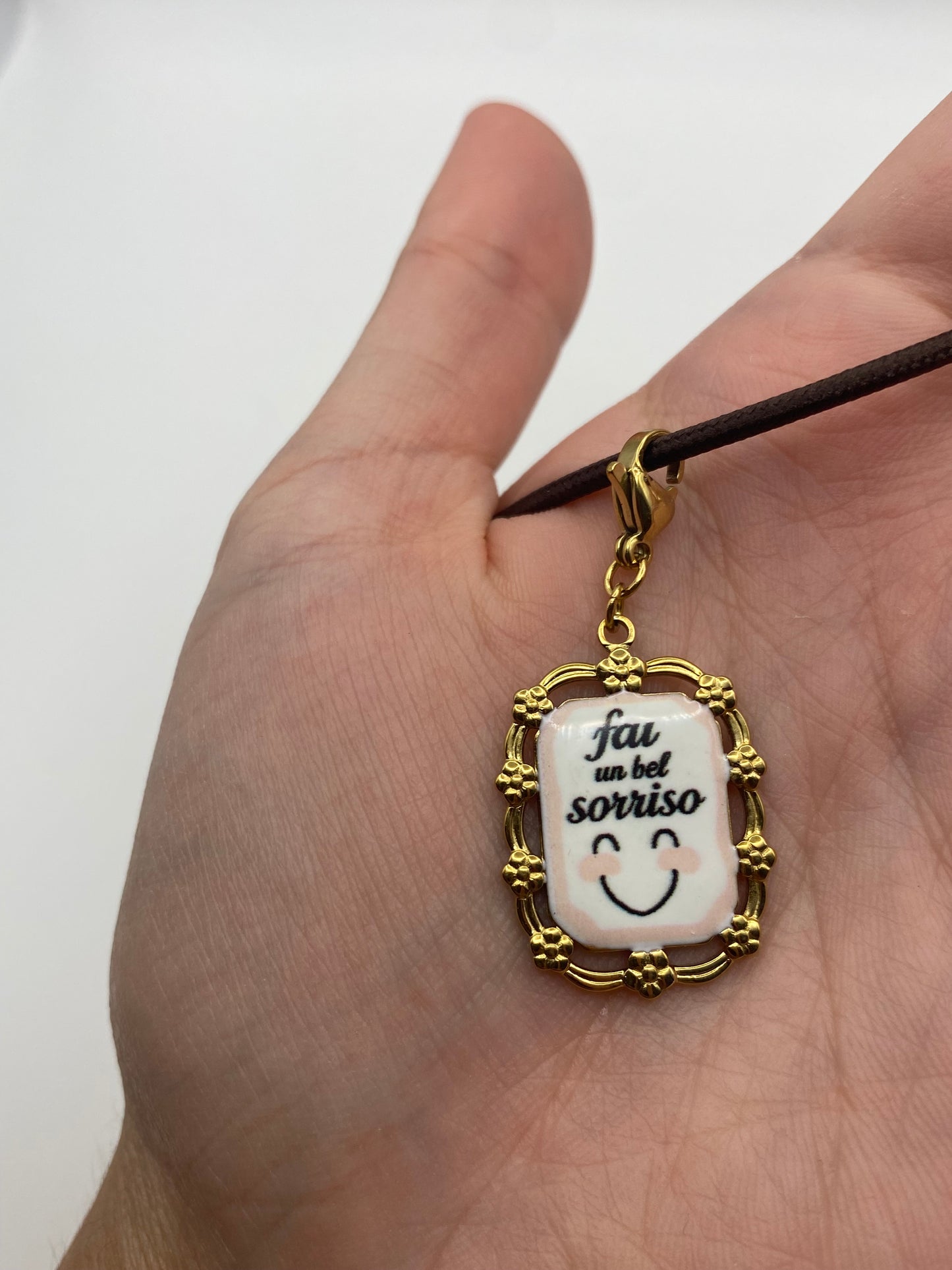 Cordoncino Magnetico Marrone con ciondolo "Fai un Bel Sorriso"