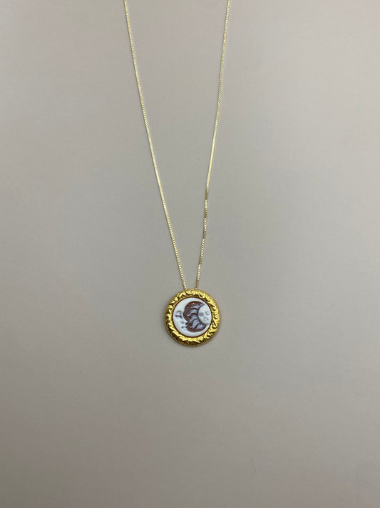 Collana cammeo Sole Luna in conchiglia sardonica su argento 925 dorato — Zumpano Gioielli | Gioielleria Zumpano Bocchigliero