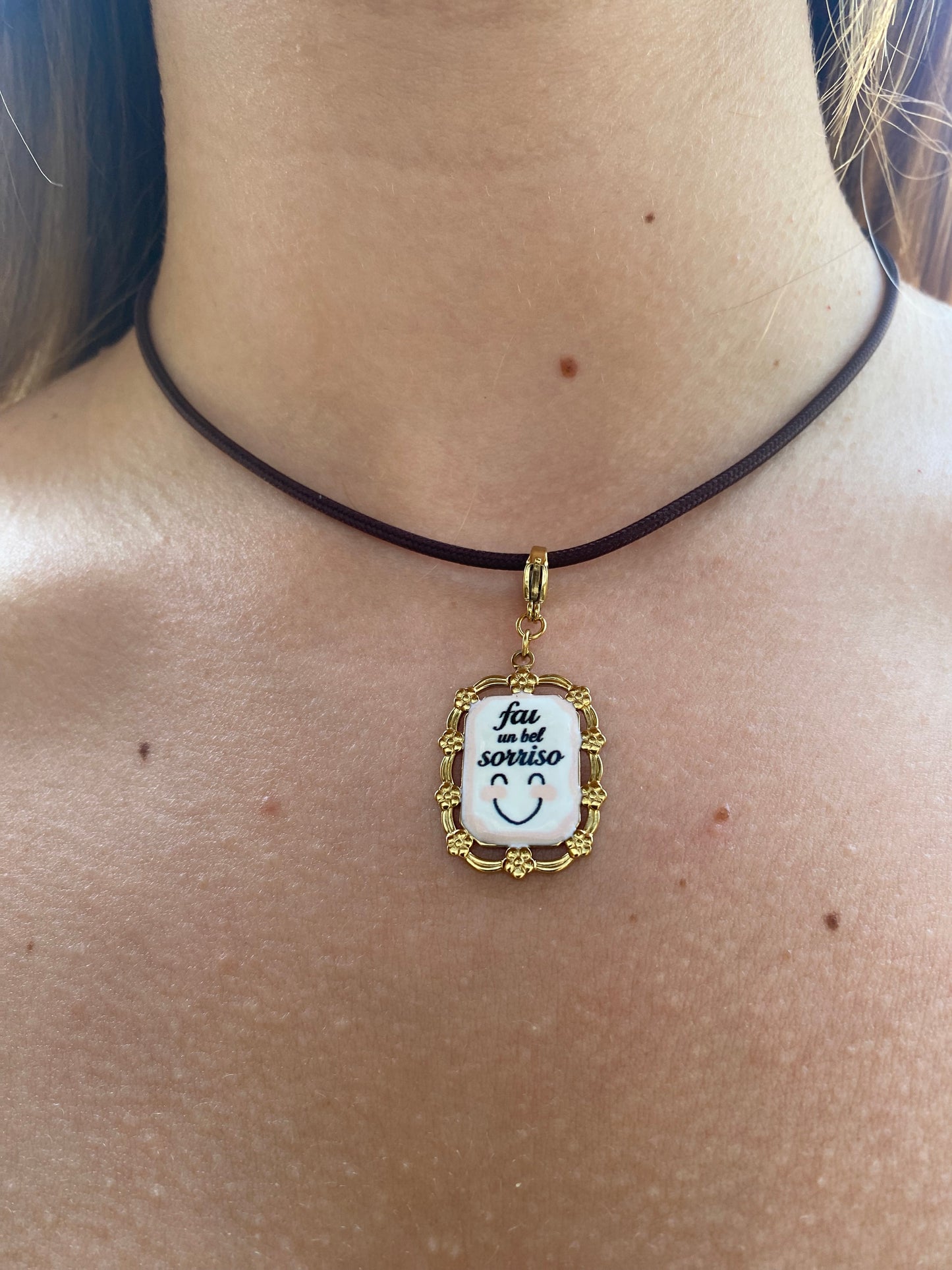 Cordoncino Magnetico Marrone con ciondolo "Fai un Bel Sorriso"