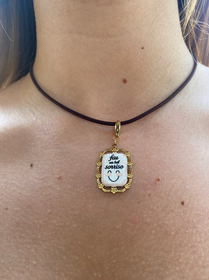 Cordoncino Magnetico Marrone con ciondolo "Fai un Bel Sorriso"