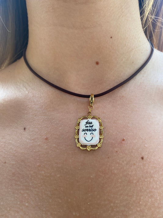 Cordoncino Magnetico Marrone con ciondolo "Fai un Bel Sorriso"