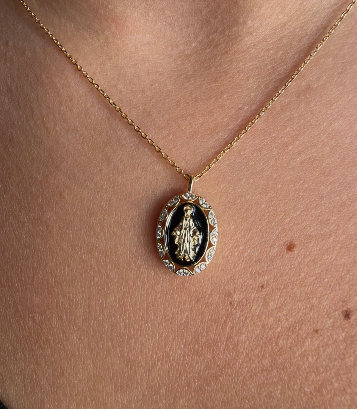 Collana Madonna Miracolosa nera in argento 925 e Swarovski, indossata - Zumpano Gioielli