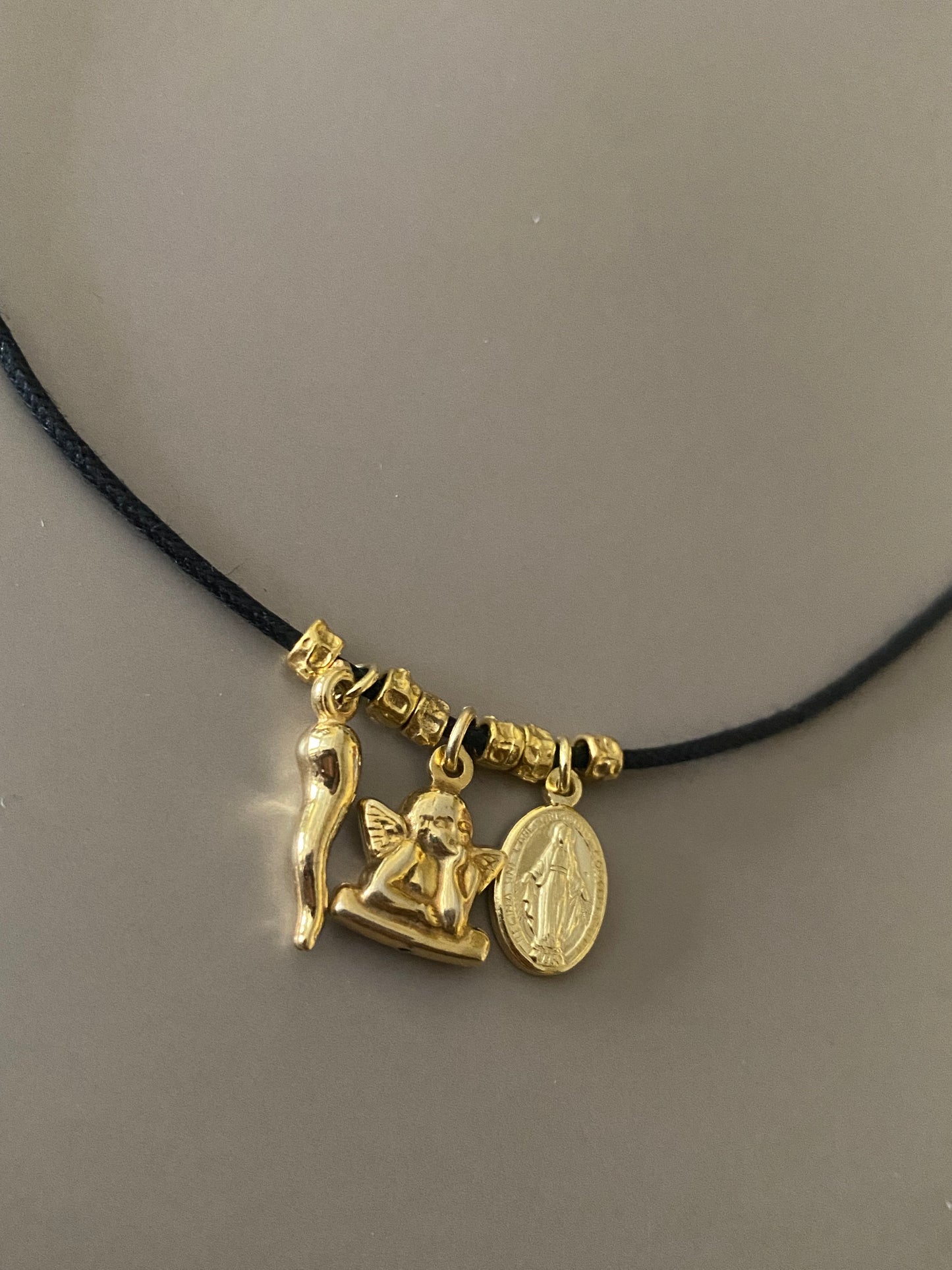 Choker con Charms e pepite