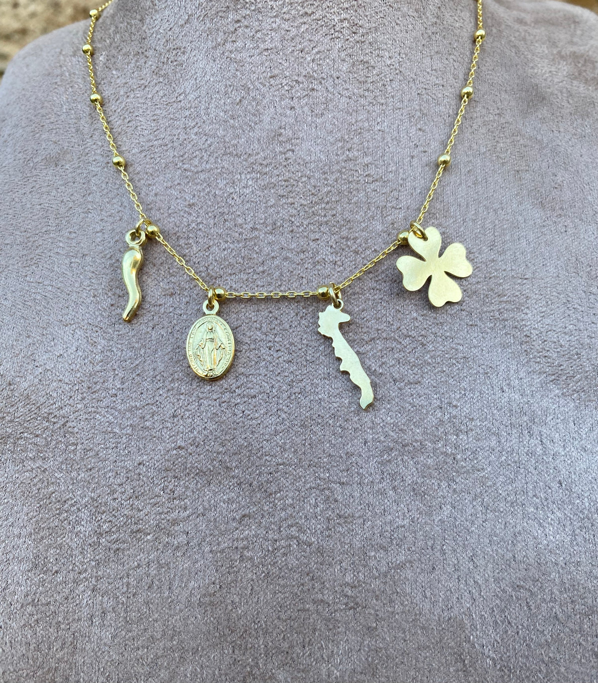 Collana in argento dorato con sagoma della Puglia, Madonnina, peperoncino e quadrifoglio, dettaglio - Zumpano Gioielli