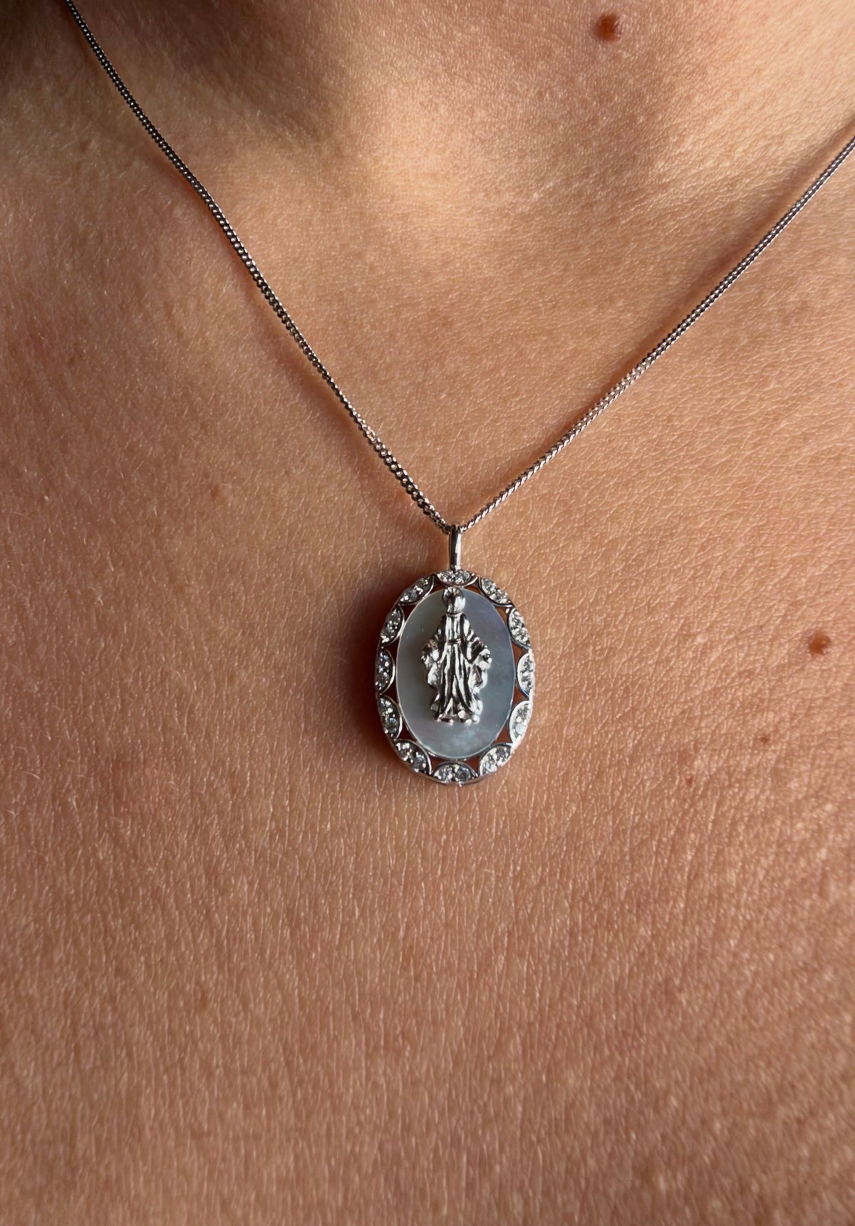 Collana Madonna Miracolosa in argento 925, madreperla e Swarovski, indossatata - Zumpano Gioielli