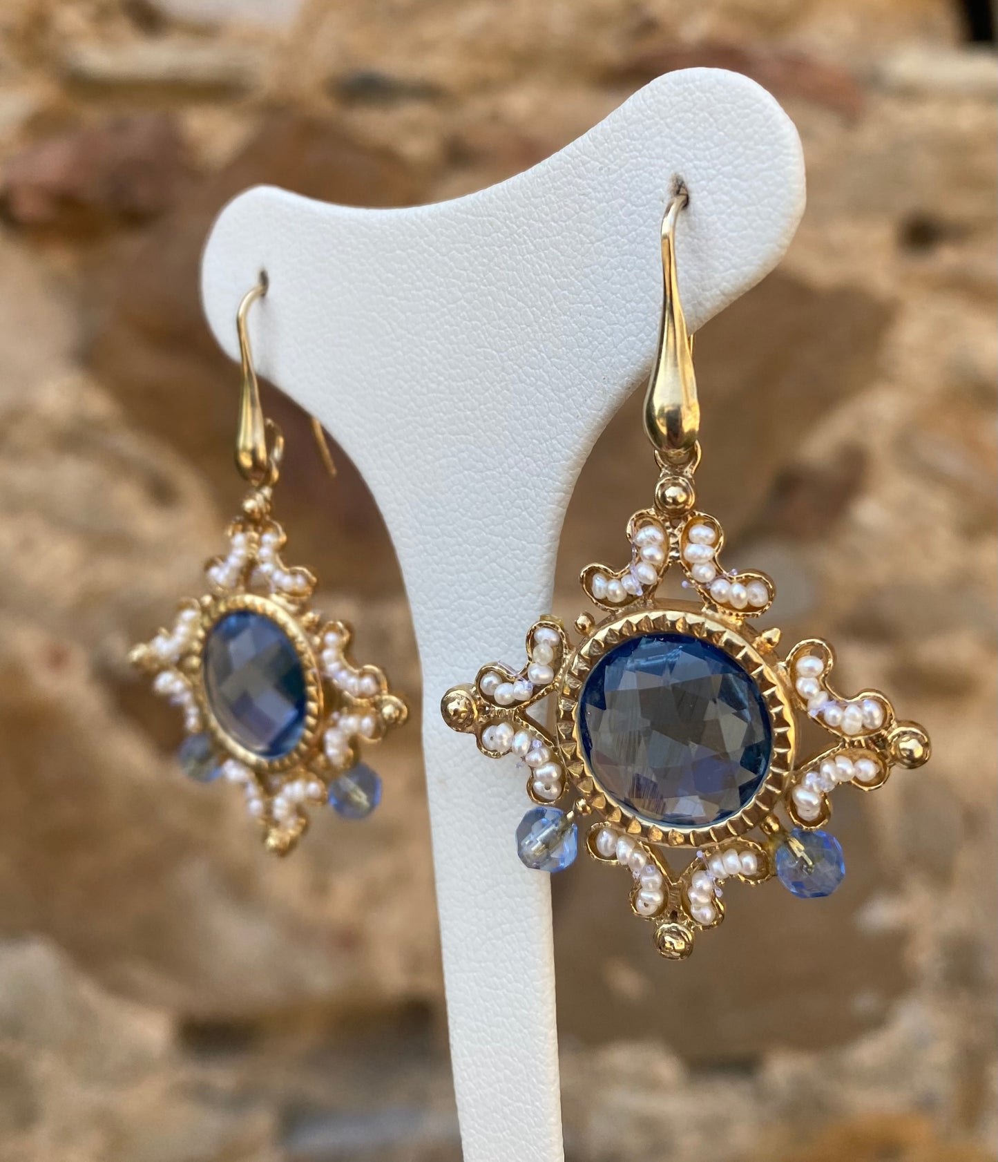 Orecchini Pendenti con Pietra Azzurra e Perle di Fiume