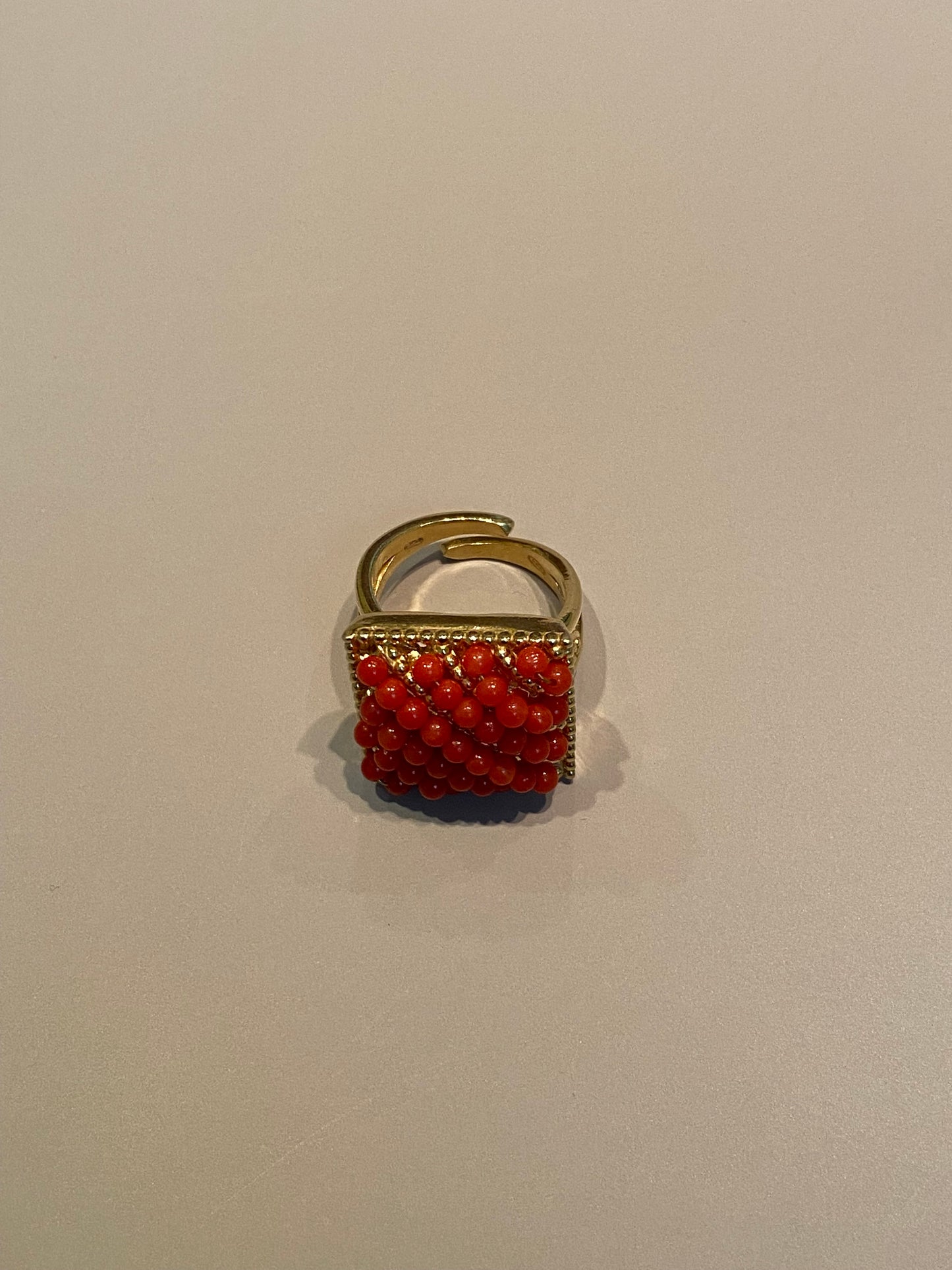 Anello in Argento Dorato con Coralli