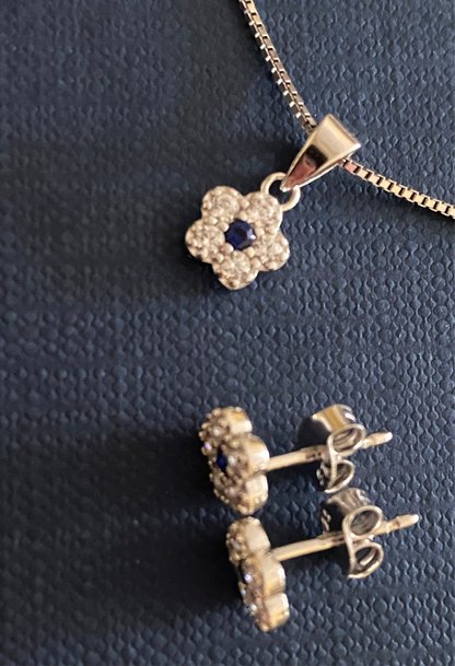 Parure collana con ciondolo e orecchini a forma di fiore