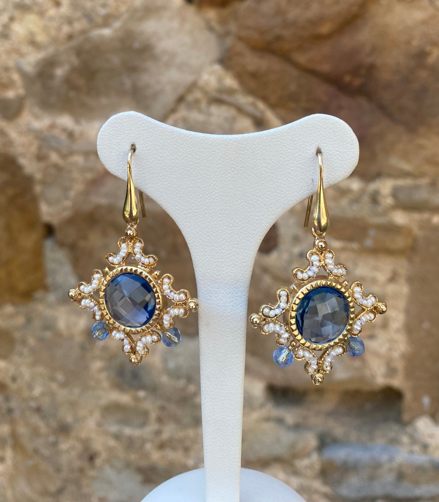 Orecchini Pendenti con Pietra Azzurra e Perle di Fiume