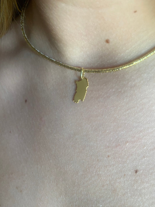 Cordoncino Magnetico Color Oro con Sardegna indossato — Zumpano Gioielli
