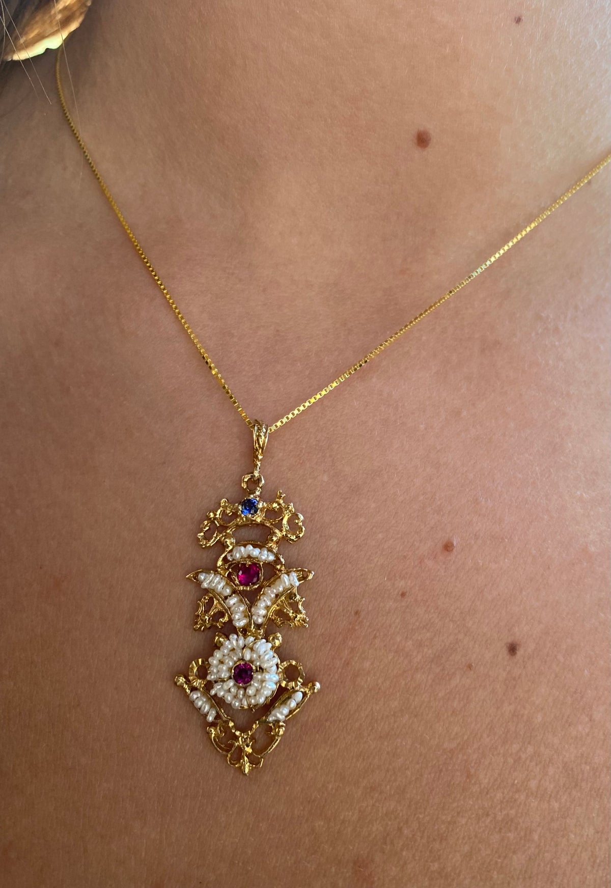 Collana in argento dorato con ciondolo in filigrana, zirconi blu e rossi e microperle naturali, indossato - Zumpano Gioielli