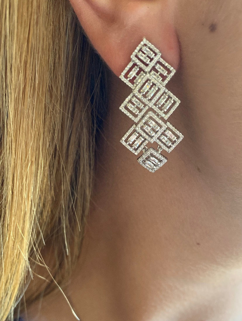 Orecchini geometrici pendenti in argento 925 con rombi in pavé di zirconi bianchi e baguette, indossati - Zumpano Gioielli