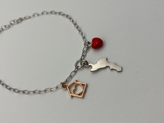 Bracciale Calabria Casa mia in argento 925 con sagoma della Calabria, cuoricino smaltato e casetta, dettaglio - Zumpano Gioielli