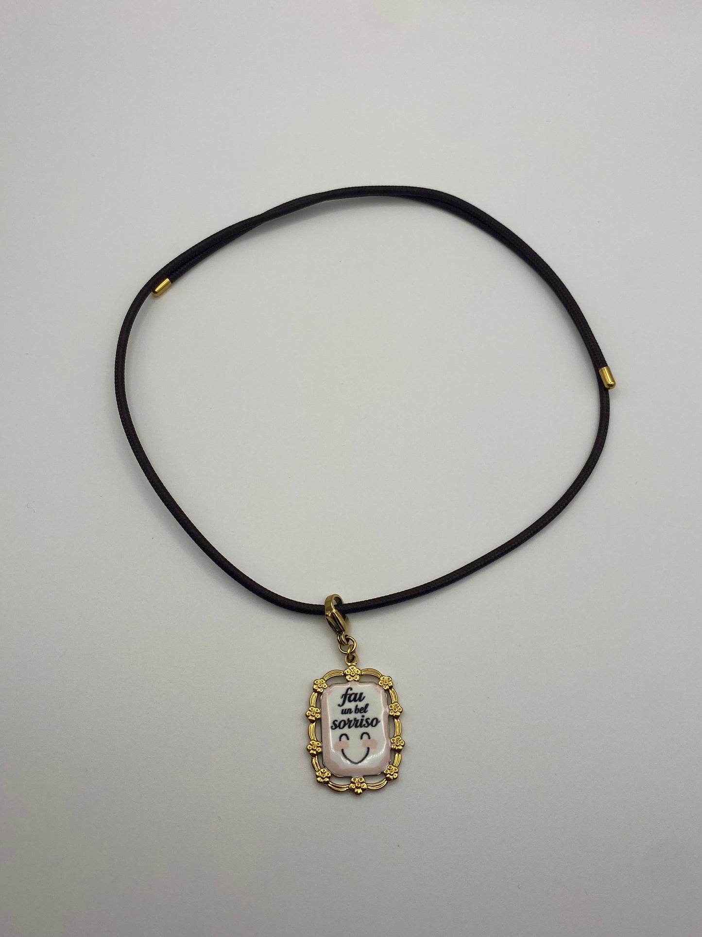 Cordoncino Magnetico Marrone con ciondolo "Fai un Bel Sorriso"
