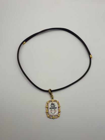 Cordoncino Magnetico Marrone con ciondolo "Fai un Bel Sorriso"