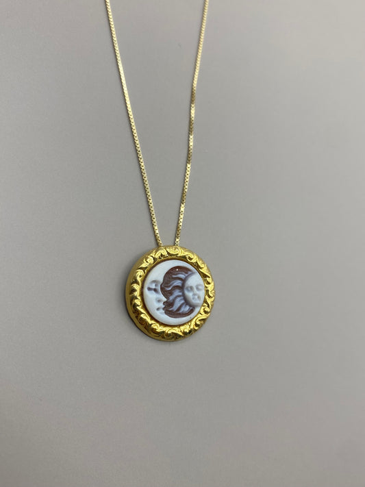 Collana cammeo Sole Luna in conchiglia sardonica su argento 925 dorato dettaglio — Zumpano Gioielli | Gioielleria Zumpano Bocchigliero