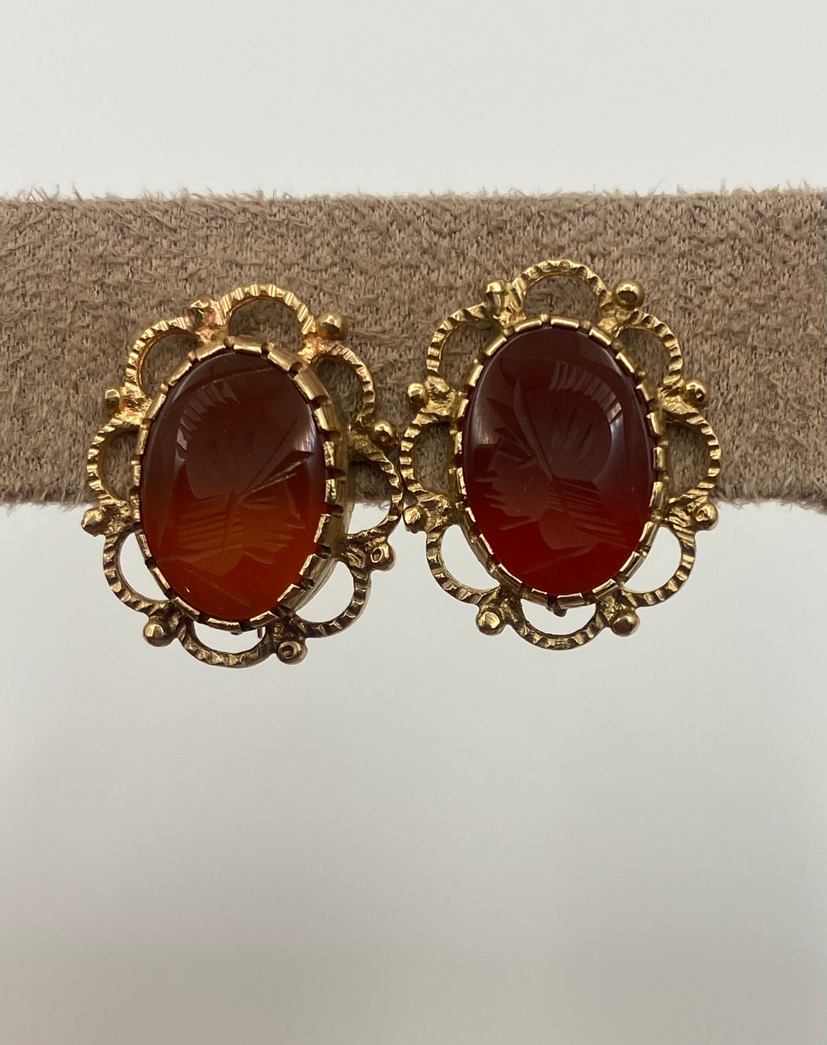 Dettaglio corniola naturale ovale cabochon con incisione a figura di soldato su orecchini in oro 18kt – Zumpano Gioielli