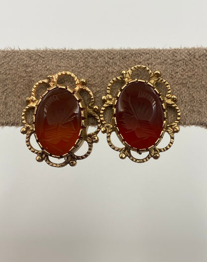 Dettaglio corniola naturale ovale cabochon con incisione a figura di soldato su orecchini in oro 18kt – Zumpano Gioielli