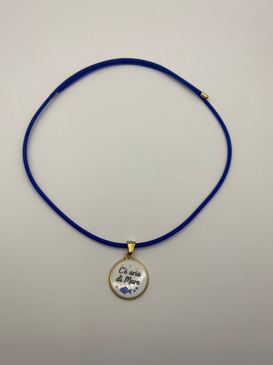 Cordoncino Magnetico blu elettrico con ciondolo "C’è aria di Mare"