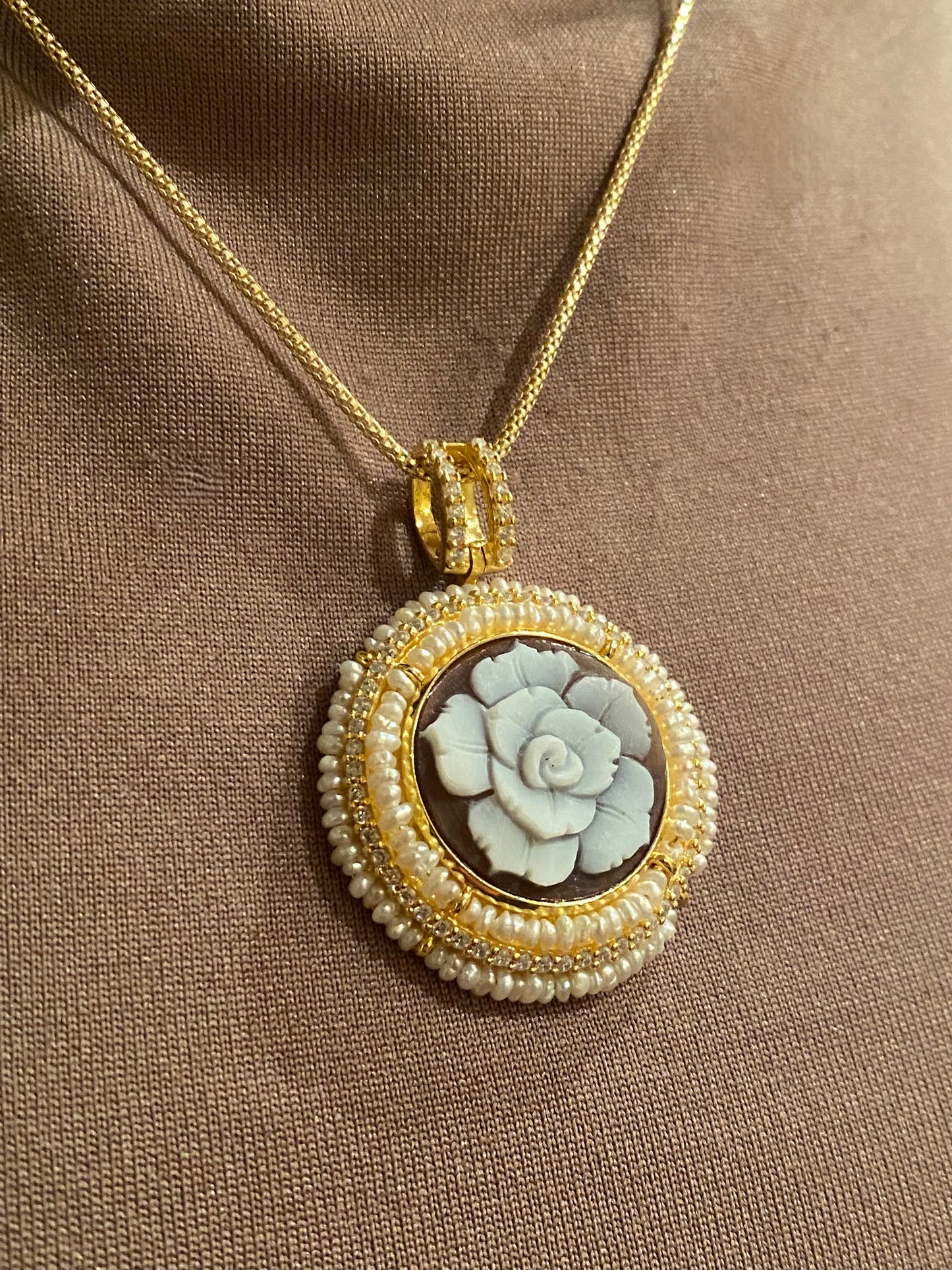 Catena e ciondolo Cammeo Fiore con Microperle