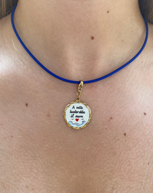 Cordoncino Magnetico Blu elettrico con ciondolo "A volte basterebbe il mare"