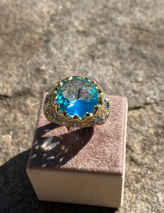 Anello in Argento dorato con grande zircone azzurro e pavè di zirconi