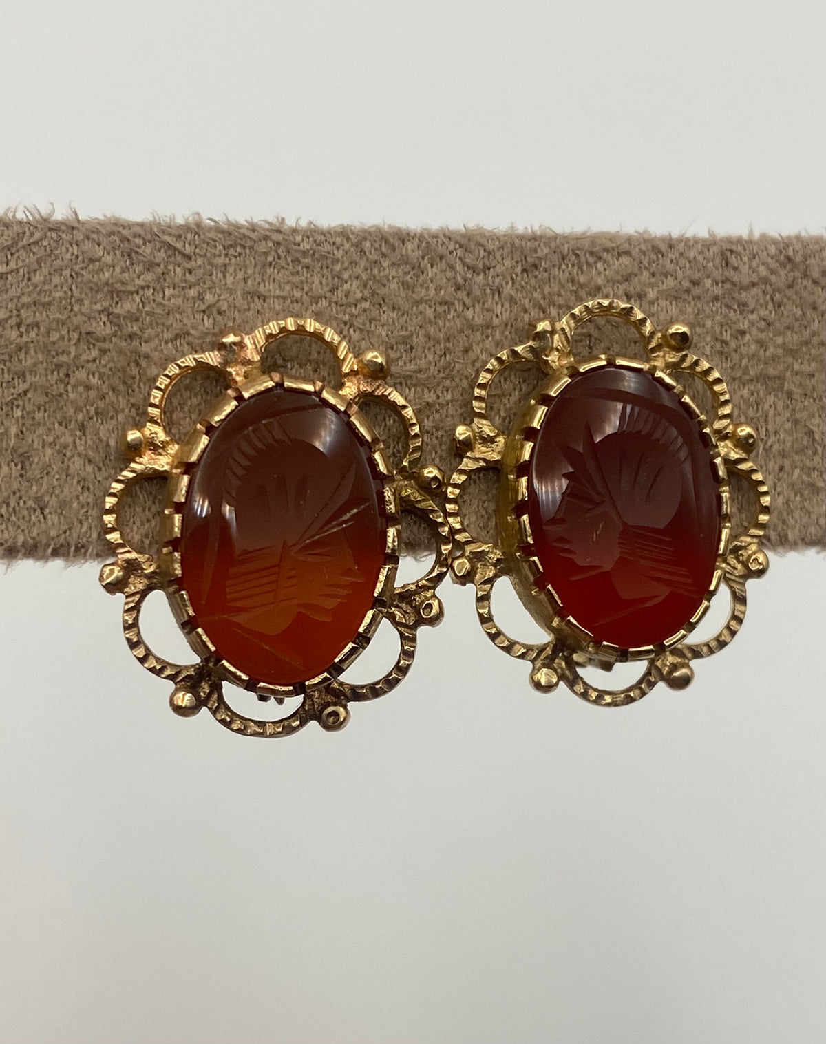 Orecchini in oro giallo 18kt con corniola ovale incisa, figura di soldato, chiusura a monachella – Zumpano Gioielli
