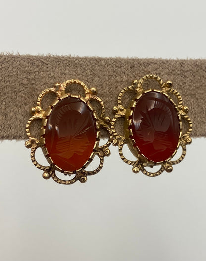 Orecchini in oro giallo 18kt con corniola ovale incisa, figura di soldato, chiusura a monachella – Zumpano Gioielli