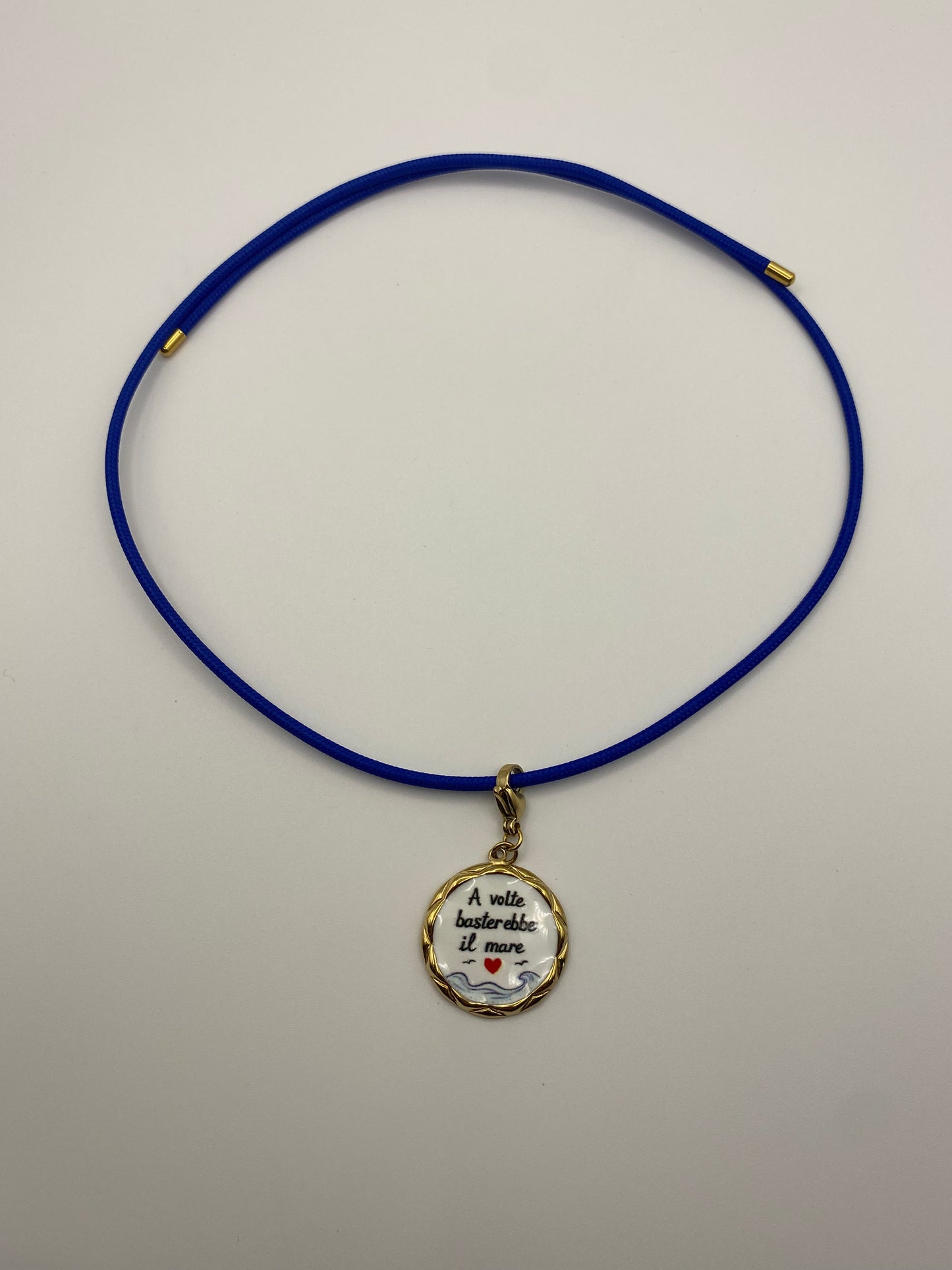 Cordoncino Magnetico Blu elettrico con ciondolo "A volte basterebbe il mare"
