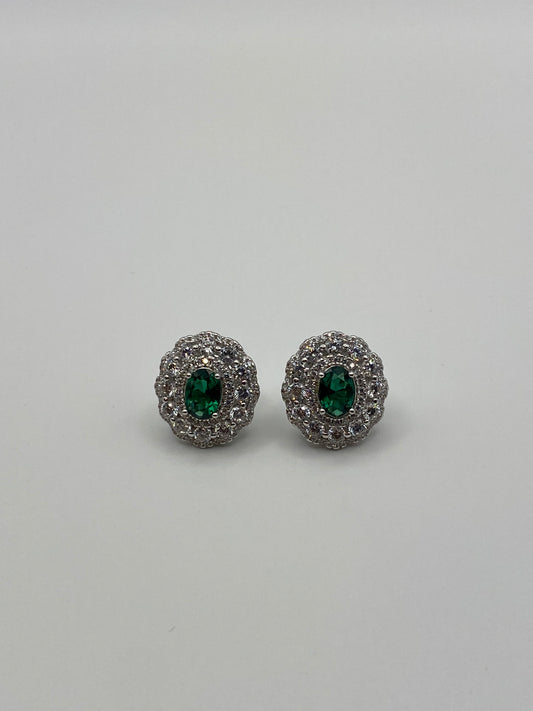 Orecchini Aurora ovali in argento 925 con zircone verde e doppio contorno di zirconi bianchi, vista frontale coppia - Zumpano Gioielli