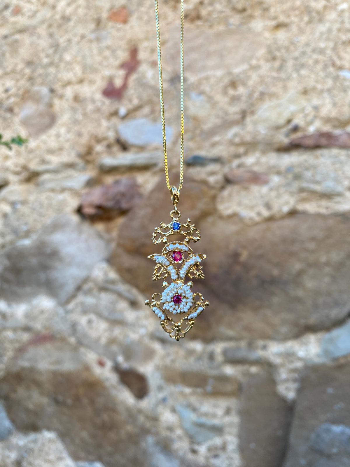 Collana in argento dorato con ciondolo in filigrana, zirconi blu e rossi e microperle naturali - Zumpano Gioielli